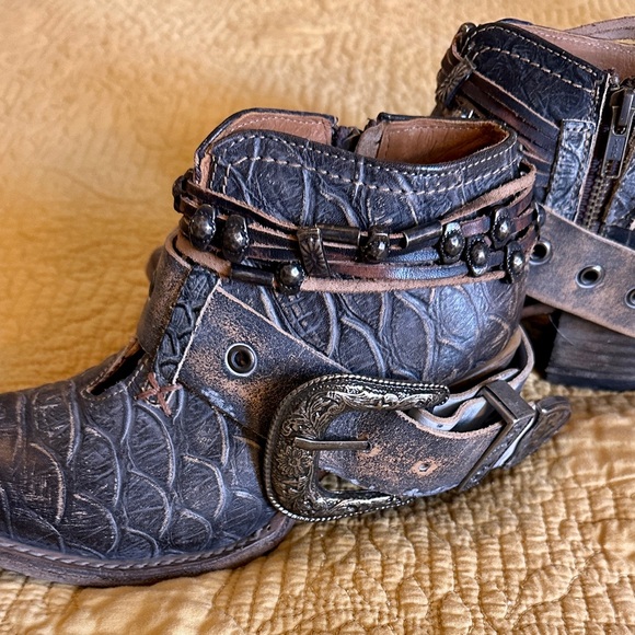 Freebird by Steven Brown Ankle Boots with Brogue Detailing - Picture 2 of 8